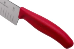 Victorinox SwissClassic 6.8521.17G Santoku Con Hoyuelos 17 Cm, Rojo 9 Victorinox SwissClassic 6.8521.17G Santoku Con Hoyuelos 17 Cm, Rojo -Yaxell Tienda VT6 8521 17G 05 victorinox scaled